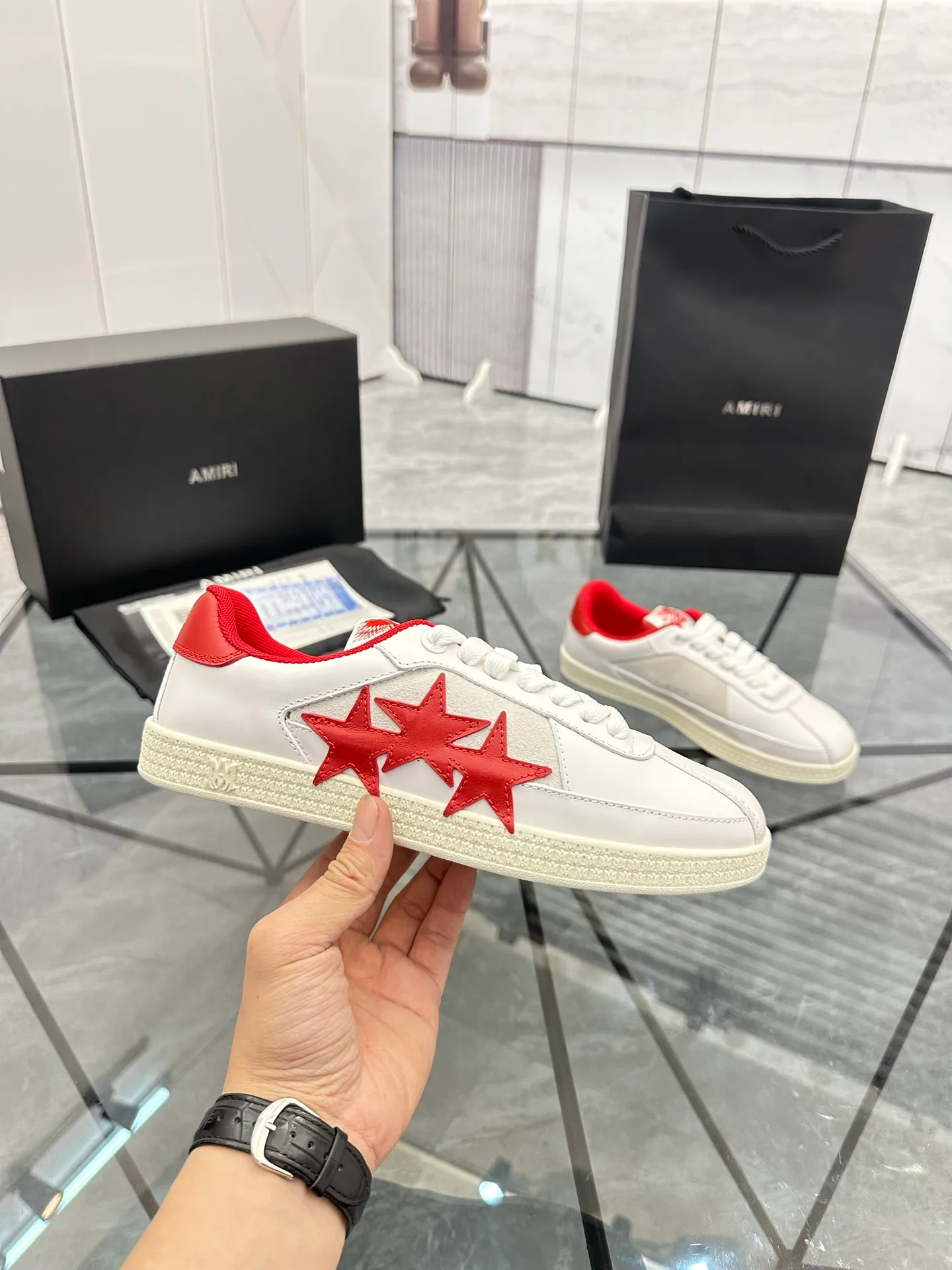 Men's shoes: 💰P560¥ Guangzhou top quality Product trademark: AMIRI* "Amir*" low-top casual shoes Regular size: 39-44 (can be customized to 45) Product material: imported first-layer cowhide leather upper, breathable lining, original outsole. Number: 525